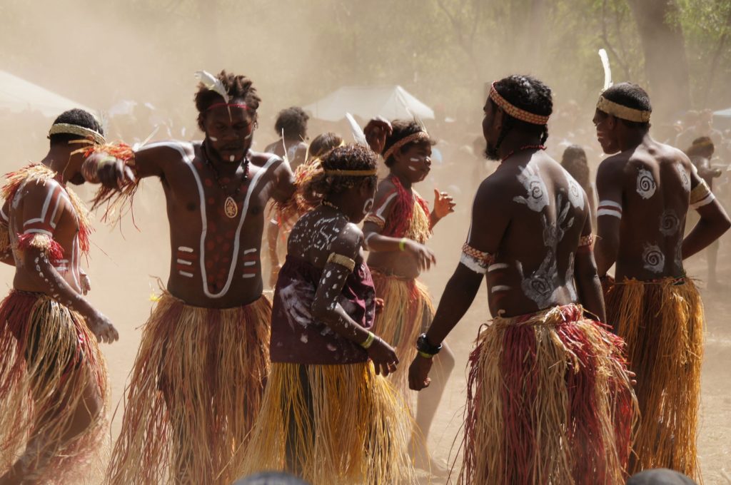 L'Habitat ailleurs: L'habitat aborigène australien - Arthurimmo.com Le Mag